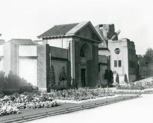 La Casa dei Rettili allo Zoo di Londra nel 1928 con aiuole formali lungo i sentieri verso l