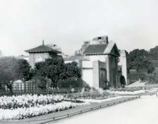 La Casa dei Rettili allo Zoo di Londra nel 1928 con aiuole formali lungo i sentieri verso l
