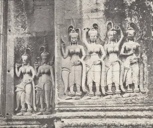 Sculture Apsara ad Angkor Wat, Cambogia (foto b/n)