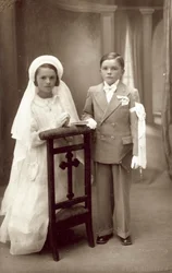 Ragazzo e ragazza alla loro prima comunione