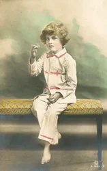 Bambino in pigiama che fuma