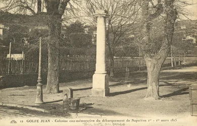 Colonna commemorativa dello sbarco di Napoleone a Golfe-Juan sulla Costa Azzurra il 1 marzo 1815 dopo la sua fuga dall