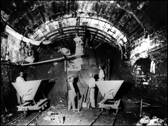 Costruzione della metropolitana di Parigi - lavori della metropolitana: perforazione del tunnel sulla linea 1 - fotografia
