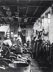 Coltellinai al lavoro nel laboratorio, Francia, fine XIX secolo (foto in b/n)