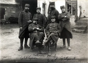 Prima Guerra Mondiale (1914-1918): telefoniste e segretarie dello Stato Maggiore del Colonnello Debenedetti (?) fattoria Laroque vicino a Roye sur Matz (Roye-sur-Matz, Oise). Marzo 1915
