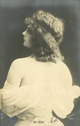 Ragazza che guarda oltre la spalla