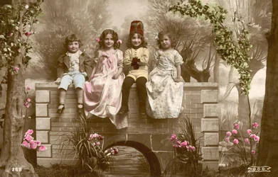 Ragazze e ragazzi seduti sul bordo del ponte