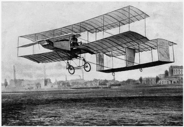 Henri Farman a Issy-les-Moulineaux nel suo aereo Voisin-Farman 1