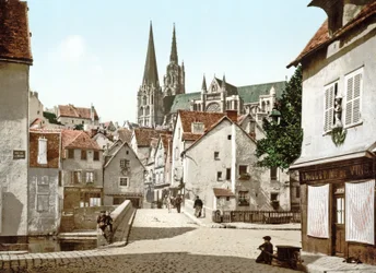 Vista di una strada a Chartres con la cattedrale sullo sfondo