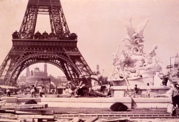 Uomini che costruiscono la Fontana St. Vidal vicino alla Torre Eiffel, c.1888