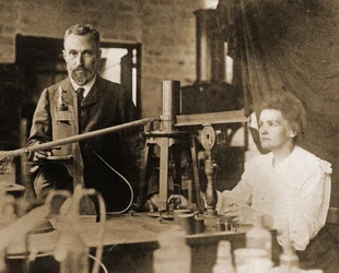 Pierre e Marie Curie in laboratorio