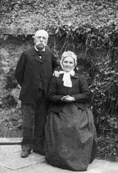 Ritratto di una coppia anziana, dei dintorni di Bourmont in Haute Marne. Fotografia fine XIX secolo. Collezione Ducos.