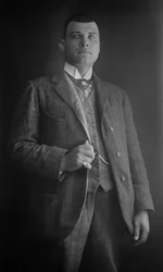 Ritratto di uomo, regione di Bourmont in Haute-Marne, circa 1880. Fotografia. Collezione Ducos.