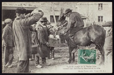 Cartolina raffigurante un contadino nella Haute-Loire che vende cibo al mercato, c.1900