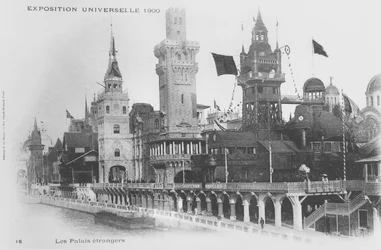 Cartolina che mostra i padiglioni stranieri sulla Rue des Nations all