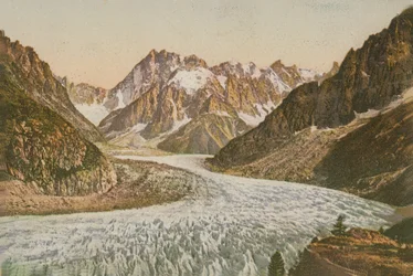 Vista panoramica di montagne e ghiacciaio