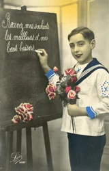 Scolaro che scrive su una lavagna