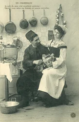 Serva seduta sulle ginocchia di un uomo in cucina