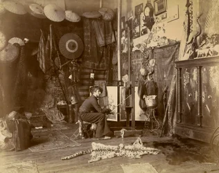 Il pittore francese Rochegrosse fotografato nel suo studio, c.1885 (stampa al gelatino d