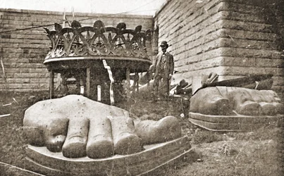 La costruzione della Statua della Libertà, (dettaglio) dei piedi, c.1876