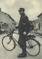Questo postino francese trova la sua bicicletta molto utile