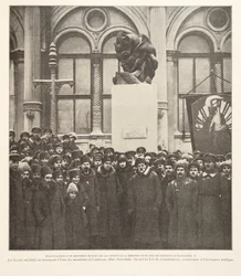 Inaugurazione di un monumento eretto dai Soviet in memoria di uno degli assassini di Alessandro II, da Histoire des Soviets, pubblicato nel 1922