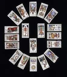Pannello di piastrelle in gres francese, decorato con un mazzo di carte dei Tarocchi di Marsiglia
