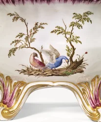 Una zuppiera circolare a due manici di Vincennes, coperchio e supporto, c.1750