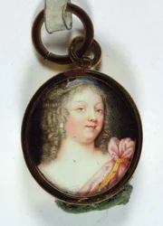 Una signora, in drappeggio cremisi