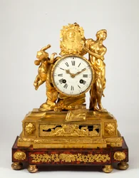 Orologio da camino in bronzo dorato tardo Luigi XV con un medaglione di profilo di Enrico IV tenuto da Venere