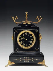 Orologio da mensola in pietra composita nera, con decorazioni incise, con gambe, pinnacoli e raccordi in ottone dorato, di Jausions di Pau, Francia, c.1876-78