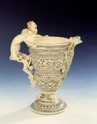 Brocca in fine maiolica di Saint Porchaire. Il manico è modellato dalla figura di un fauno. XVI secolo Egouen, Museo del Rinascimento