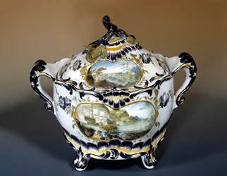 Grande sipiere, decorazione viola in stile rococò del XVIII secolo