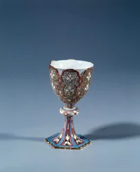Arte francese: Tazza su supporto mobile tagliata a formare un espositore. Porcellana dura
