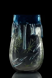 Arte francese: vaso realizzato intorno al 1875-1878 in vetro colorato con decorazioni incise e smaltate