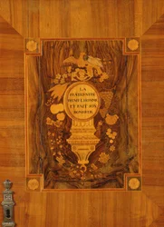 Credenza con design rivoluzionario, dettaglio intarsiato di emblema e motto di Fraternità