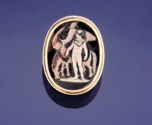 Anello con cammeo raffigurante Bellerofonte che conduce Pegaso all