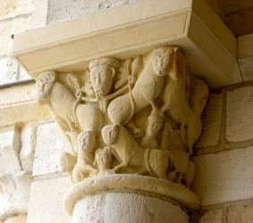 Capitello raffigurante leoni e volti