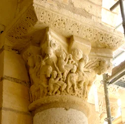 Capitello raffigurante tre cavalieri