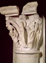 Capitello con un rilievo che raffigura Adamo ed Eva