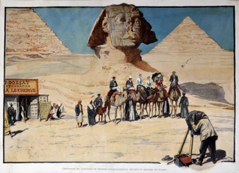 Carovana di turisti fotografati davanti alla sfinge di Giza