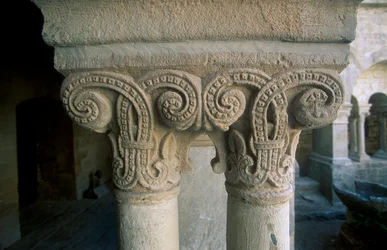 Capitelli scolpiti dal chiostro