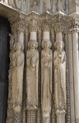 Cattedrale di Chartres, dettaglio del fuoco a destra della baia centrale della porta reale, da sinistra a destra, un profeta, Re Davide, una Regina, Salomone