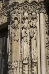 Cattedrale di Chartres, dettaglio della baia a destra del portale reale, da sinistra a destra, un re, Rolando, Luigi VII