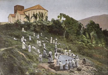 Bambini in Nuova Caledonia portati al lavatoio dalle Suore Missionarie, inciso da Gillot, fine XIX secolo