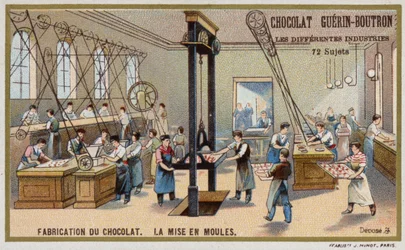 Produzione di cioccolato. Messa del cioccolato negli stampi