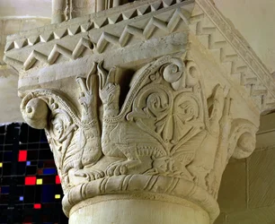 Capitello della colonna con grottesche disposte simmetricamente, dal coro emiciclo, inizio XII secolo