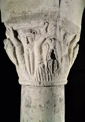 Capitello di colonna con un uomo con le braccia alzate