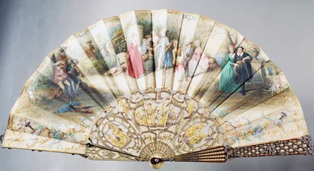 Ventaglio di corte raffigurante Amore e teatro, carta coperta con bastoncino di guardia in avorio decorato con smalti e metalli dorati e argentati, altezza 20.5 cm