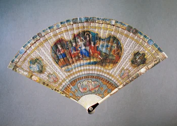 Ventaglio in stile Vernis Martin danneggiato raffigurante Davide e Abigail, pelle di capra con avorio dipinto e bastone di guardia in madreperla, altezza 21 cm
